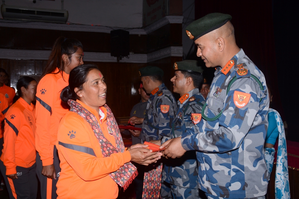 एपीएफका खेलाडी नगदसहित पुरस्कृत